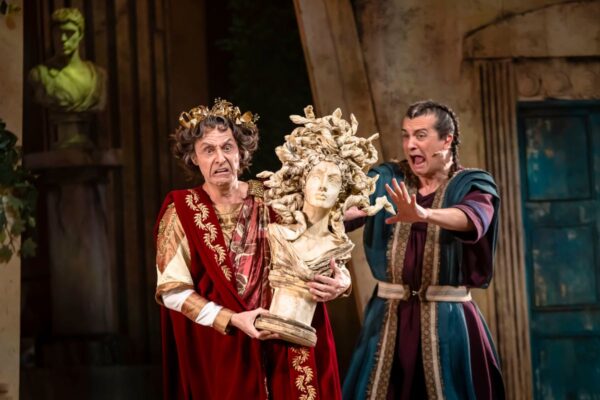 imagem colorida do musical “Uma Coisa Engraçada Aconteceu a Caminho do Fórum”