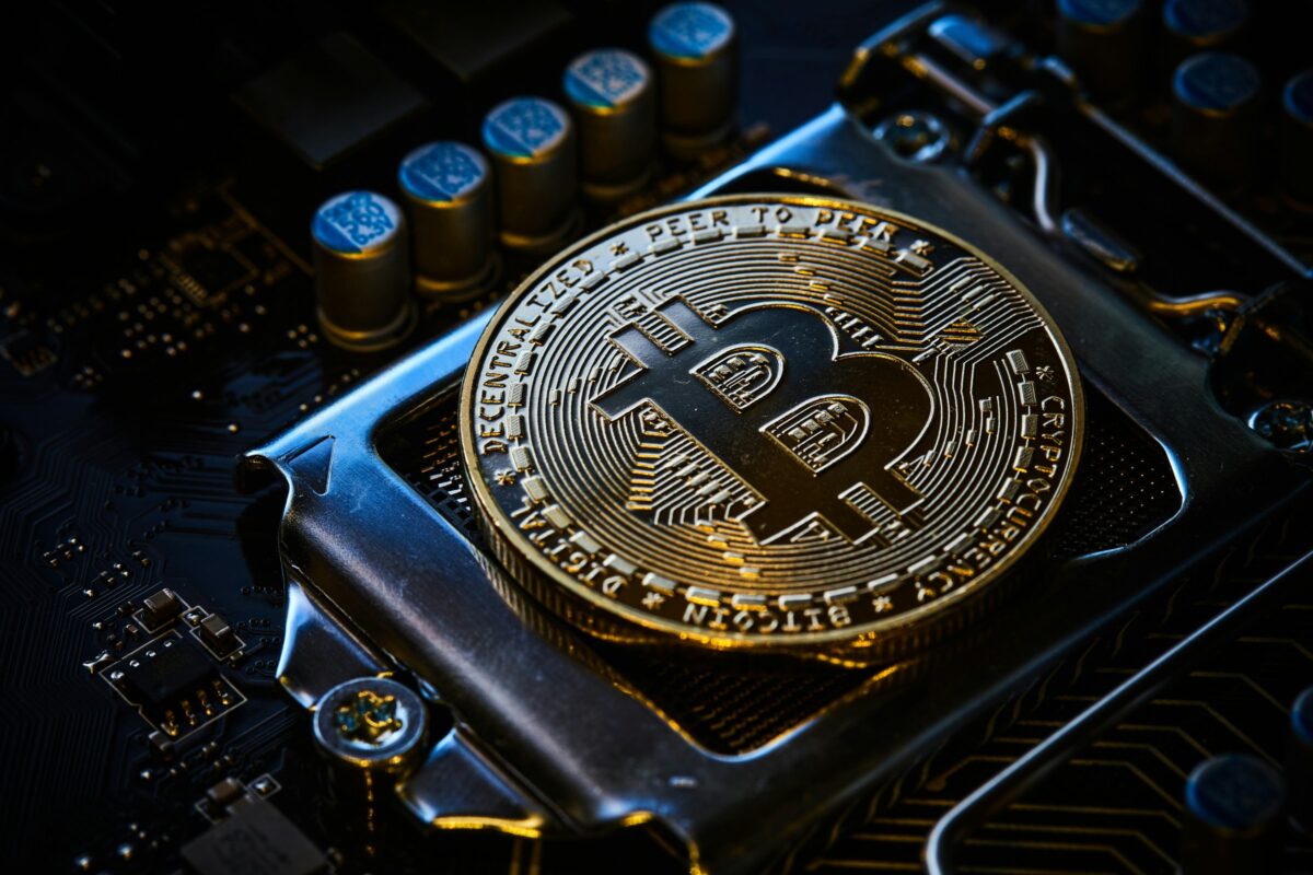 Em “semana cripto”, bitcoin supera marca de US$ 120 mil pela 1ª vez