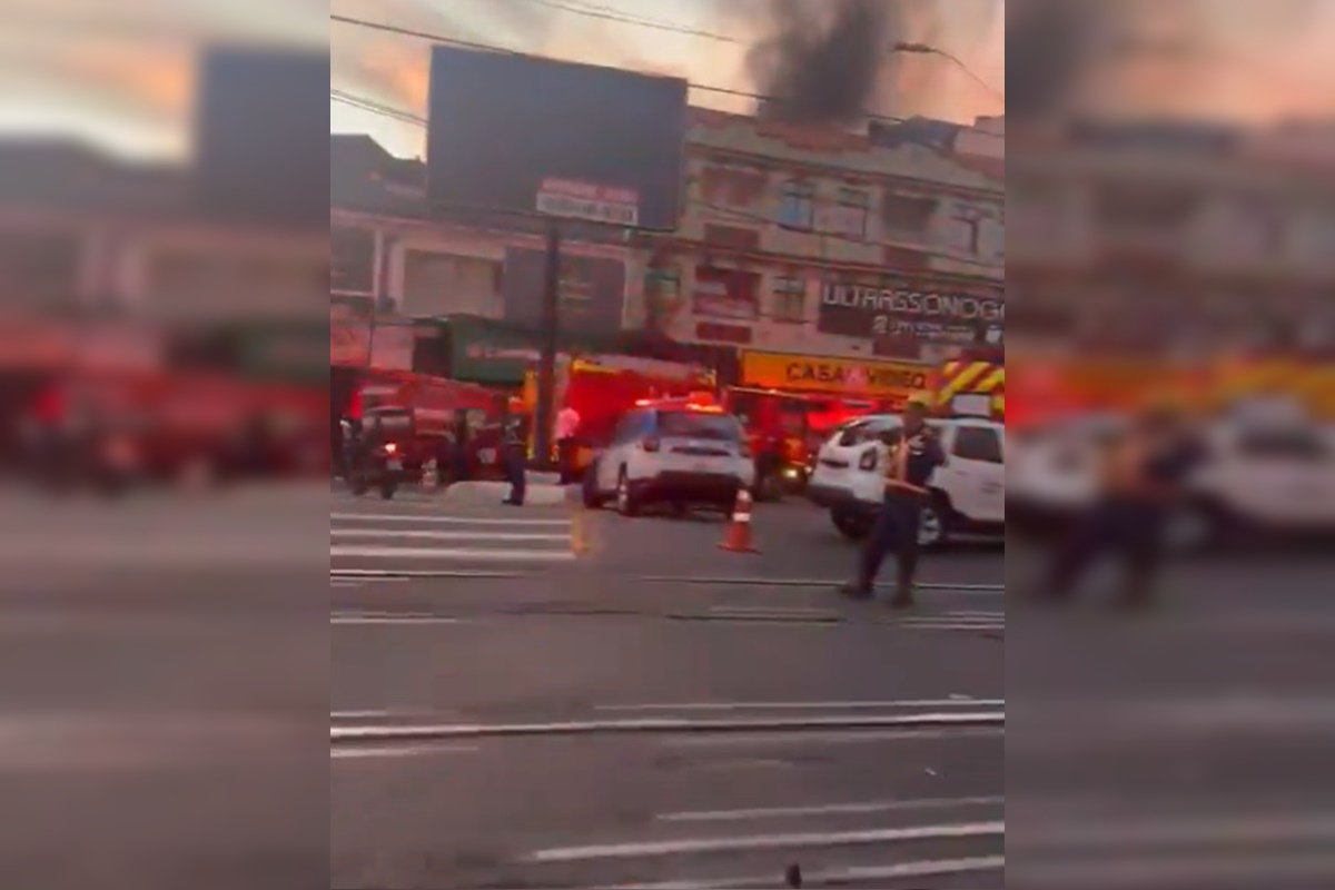 Incêndio atinge prédio comercial no Rio de Janeiro. Vídeo