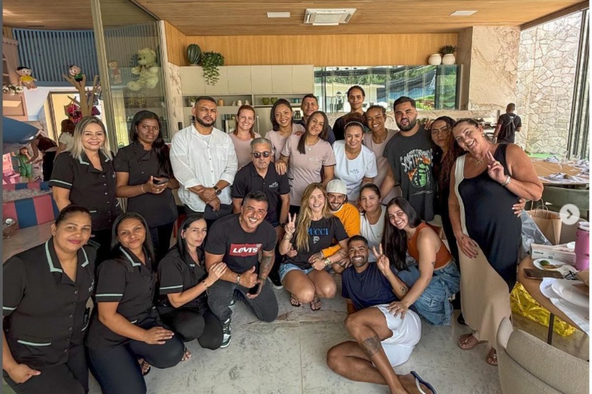 foto colorida de Zé Felipe e Virginia em confraternização com familiares, amigos e funcionários 