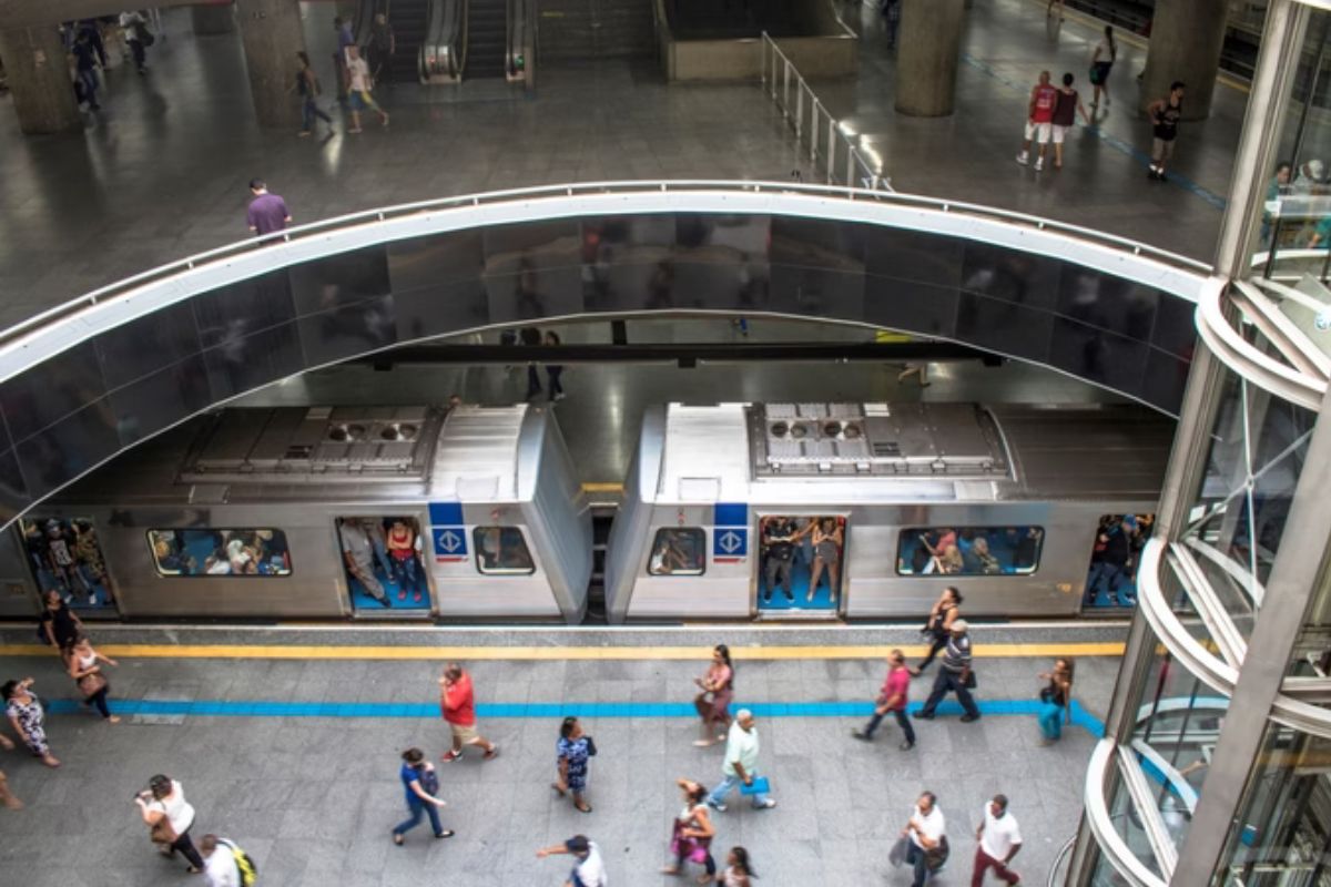 Sangue no metrô: passageiro se fere ao exceder limite da plataforma