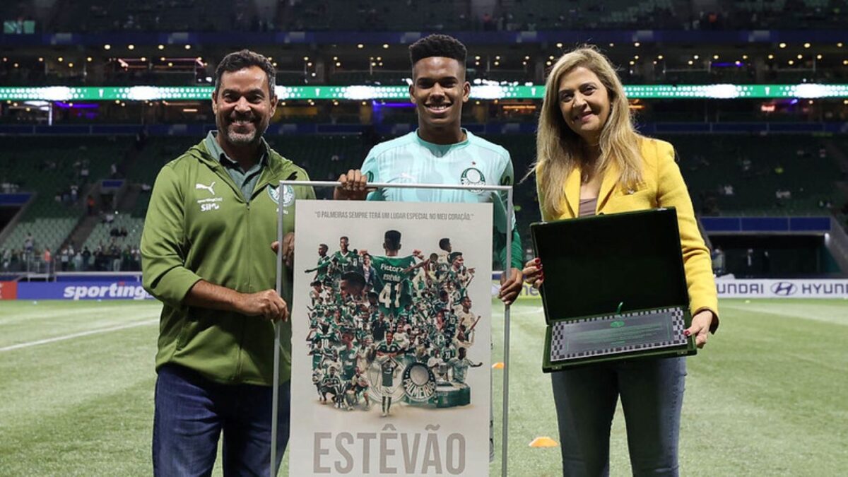 Imagem colorida de Estevão e Leila Pereira em homenagem ao jogador - Metrópoles