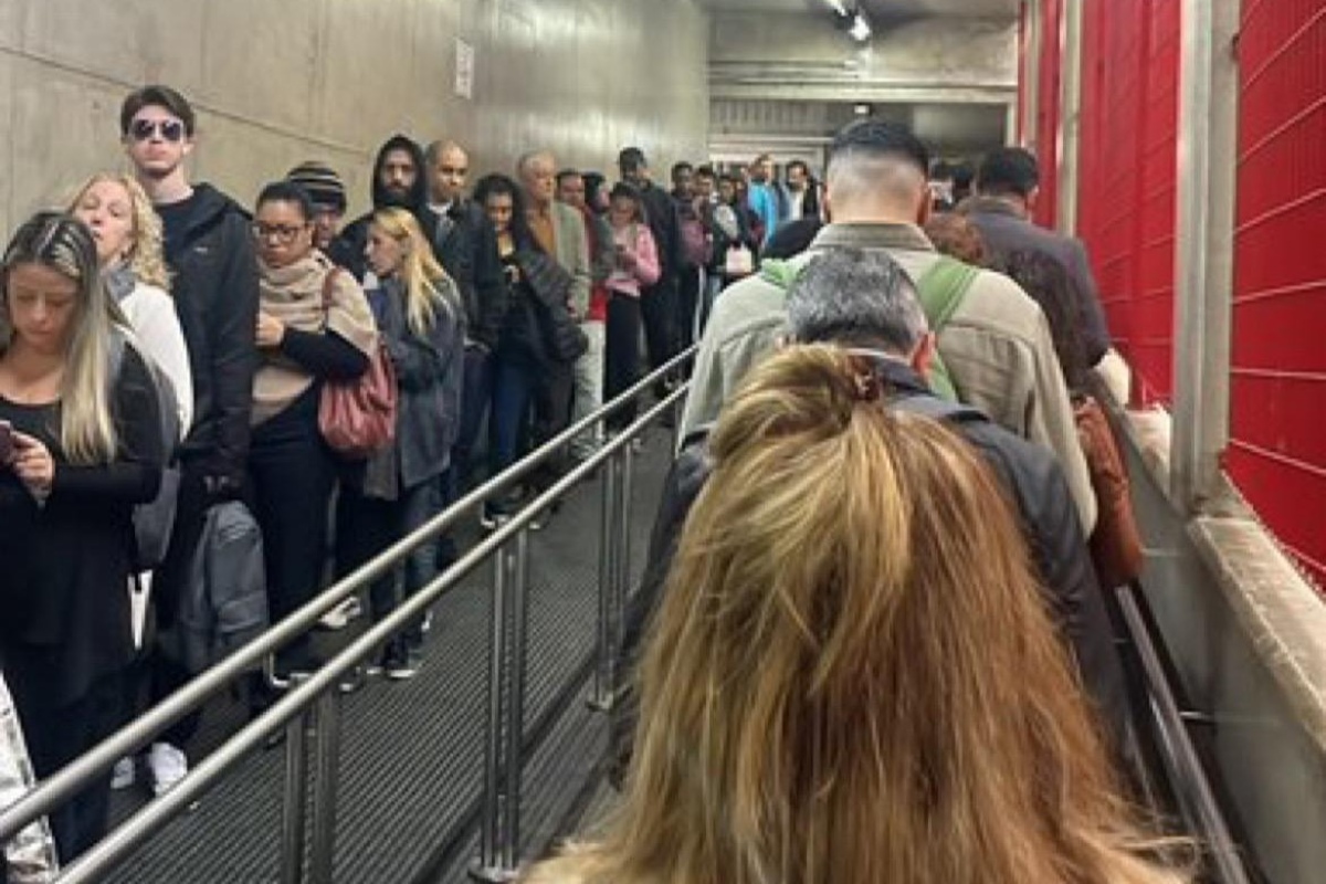 Usuários relatam caos nas linhas Azul e Vermelha do metrô: “Desumano”