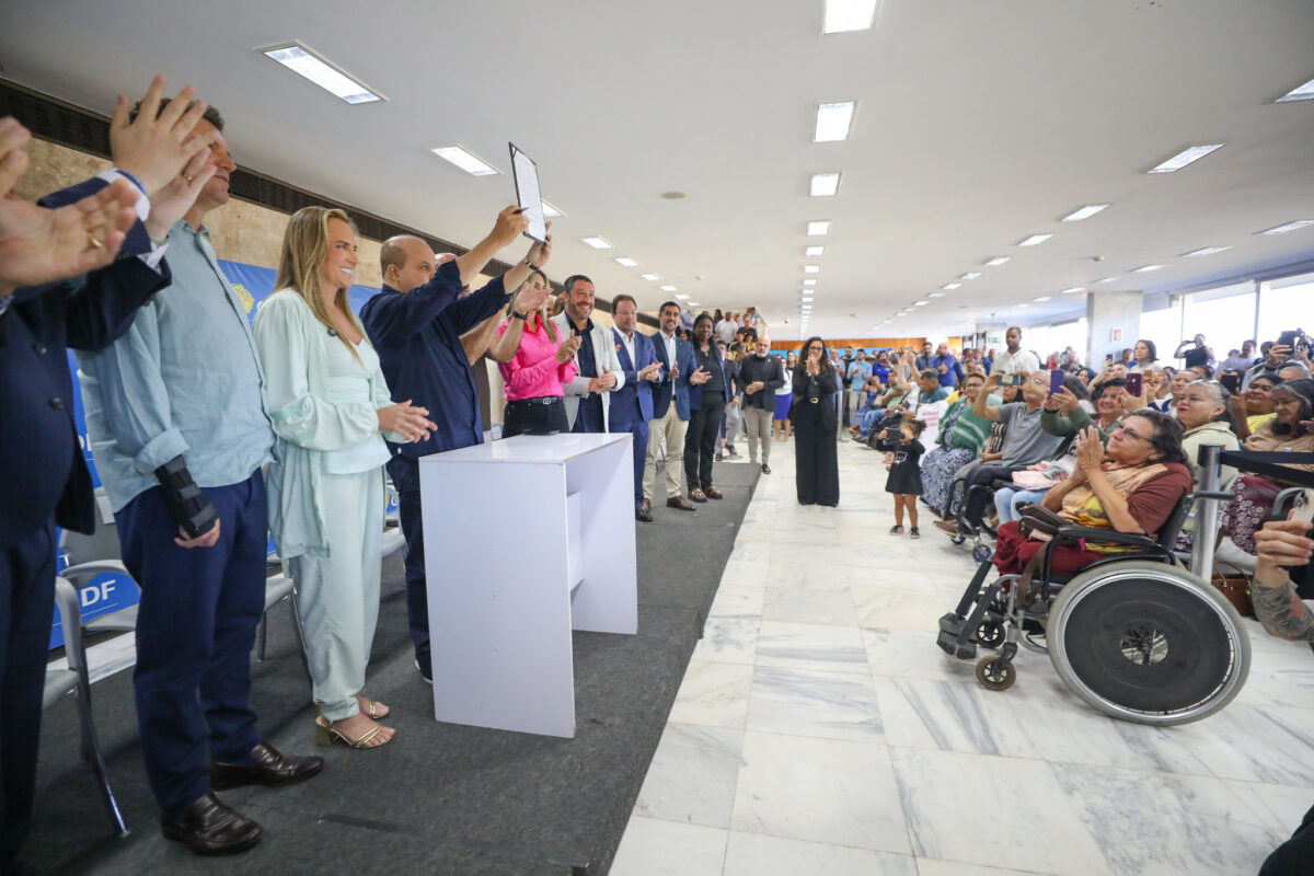 Ibaneis lança cartão Material de Construção de R$ 15 mil no DF