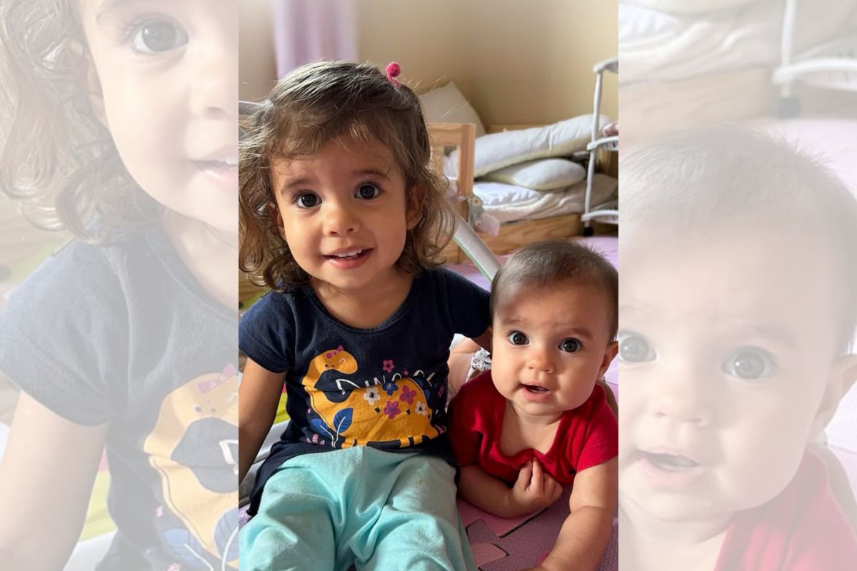 foto colorida de duas crianças abraçadas
