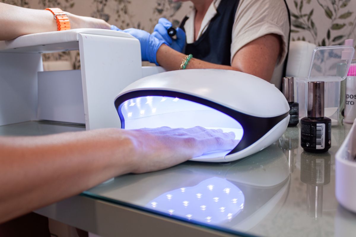 Secadora de Unhas: Perigo Invisível? Estudo Revela Danos da Luz UV à Pele e Dermatologista Alerta!