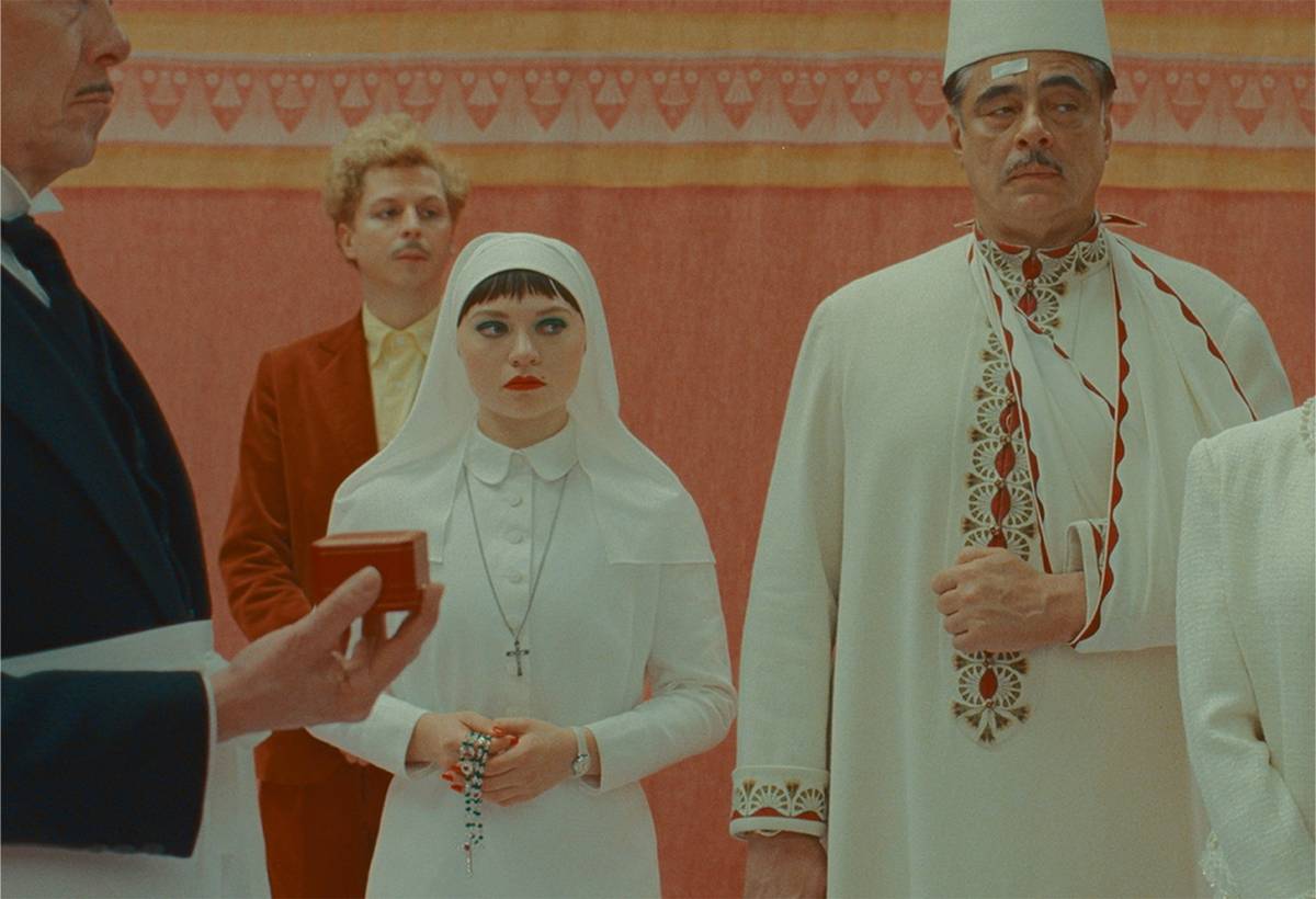 Cena do filme O Esquema Fenício, de Wes Anderson, com rosário feito pela Cartier - Metrópoles