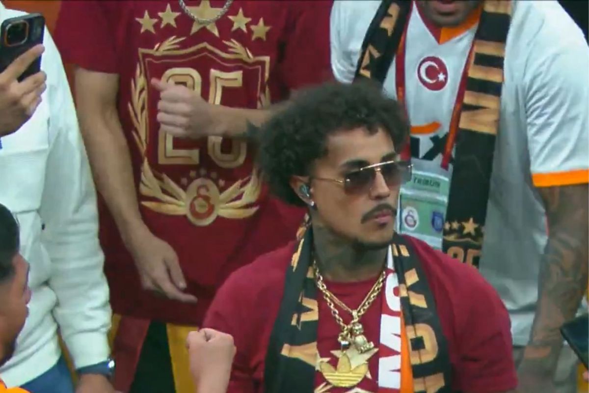 Vídeo: MC Livinho canta na festa do título do Galatasaray