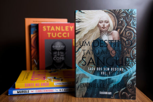 Um Destino Tatuado em Sangue (Saga dos Sem Destino – Vol. 1) livro - Metrópoles