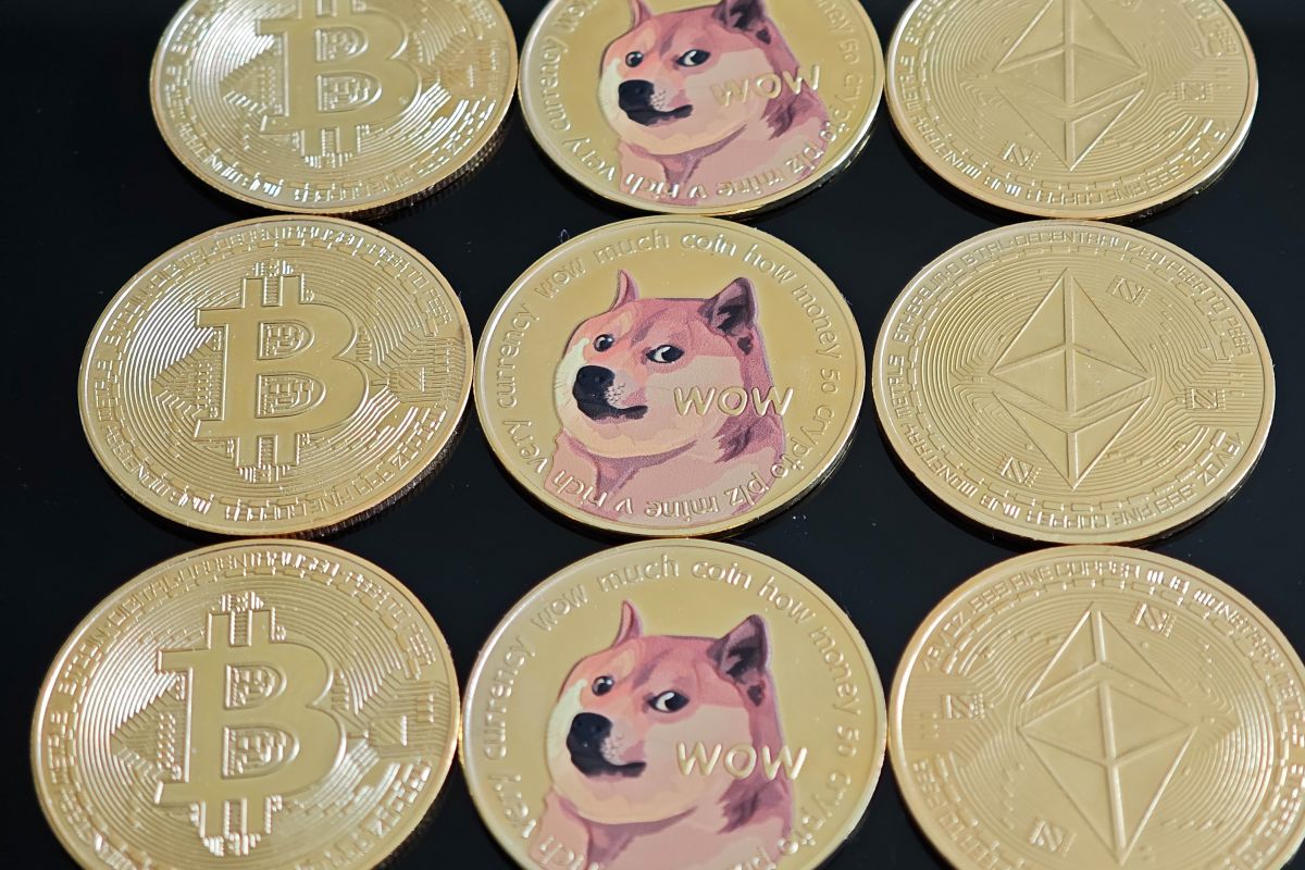 Foto com cor. Criptomoeda Dogecoin - Metrópoles