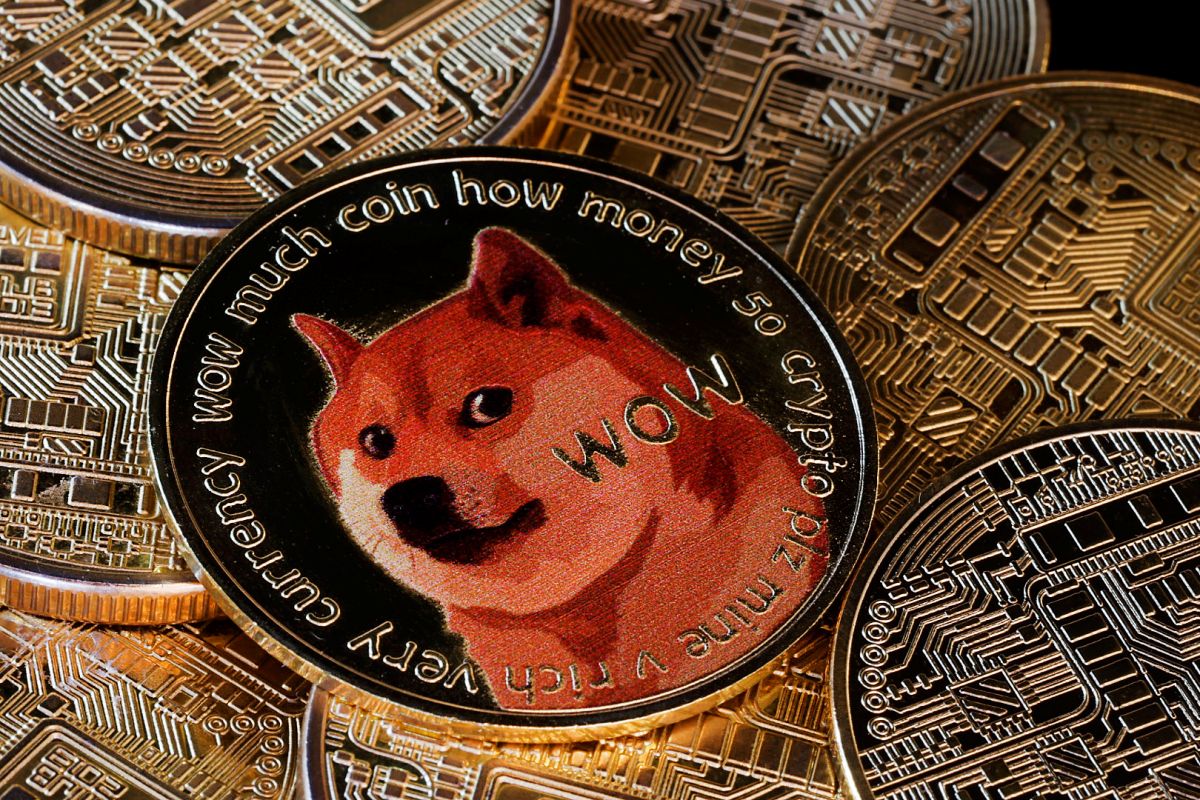 Foto com cor. Criptomoeda Dogecoin - Metrópoles