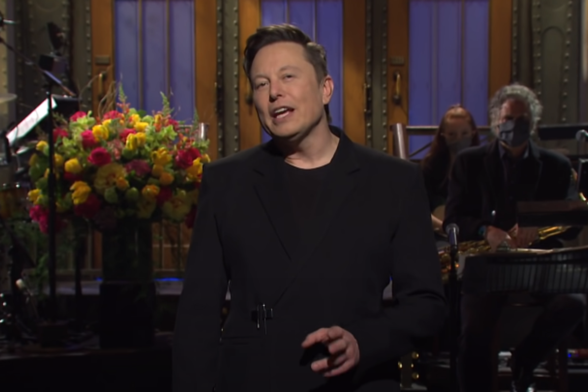 Foto com cor. Frame da participação de Elon Musk no SNL - Metrópoles
