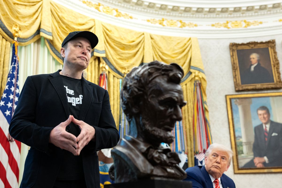 Foto com cor. Musk na Casa Branca - Metrópoles