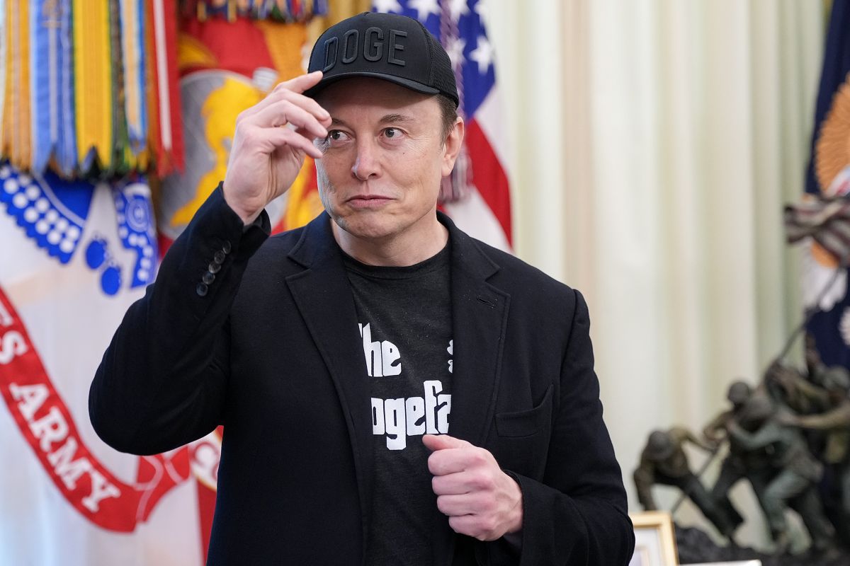 Foto com cor. Musk na Casa Branca - Metrópoles