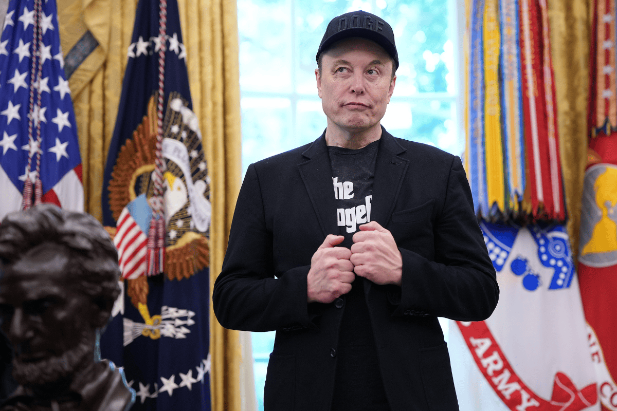 Elon Musk usa camisa com trocadilho ao deixar cargo no governo dos EUA