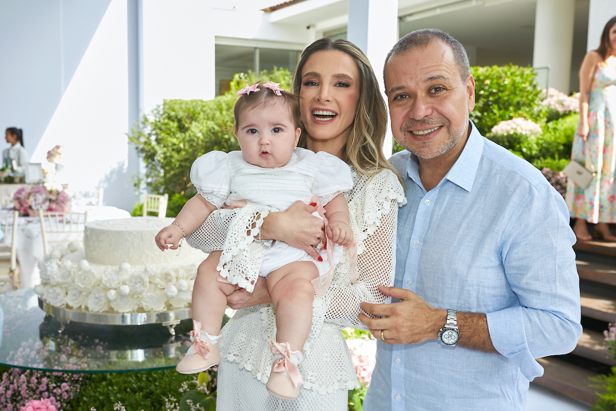 Mayra Perin e Marcos Joaquim celebram batizado da filha, Maria Aurora