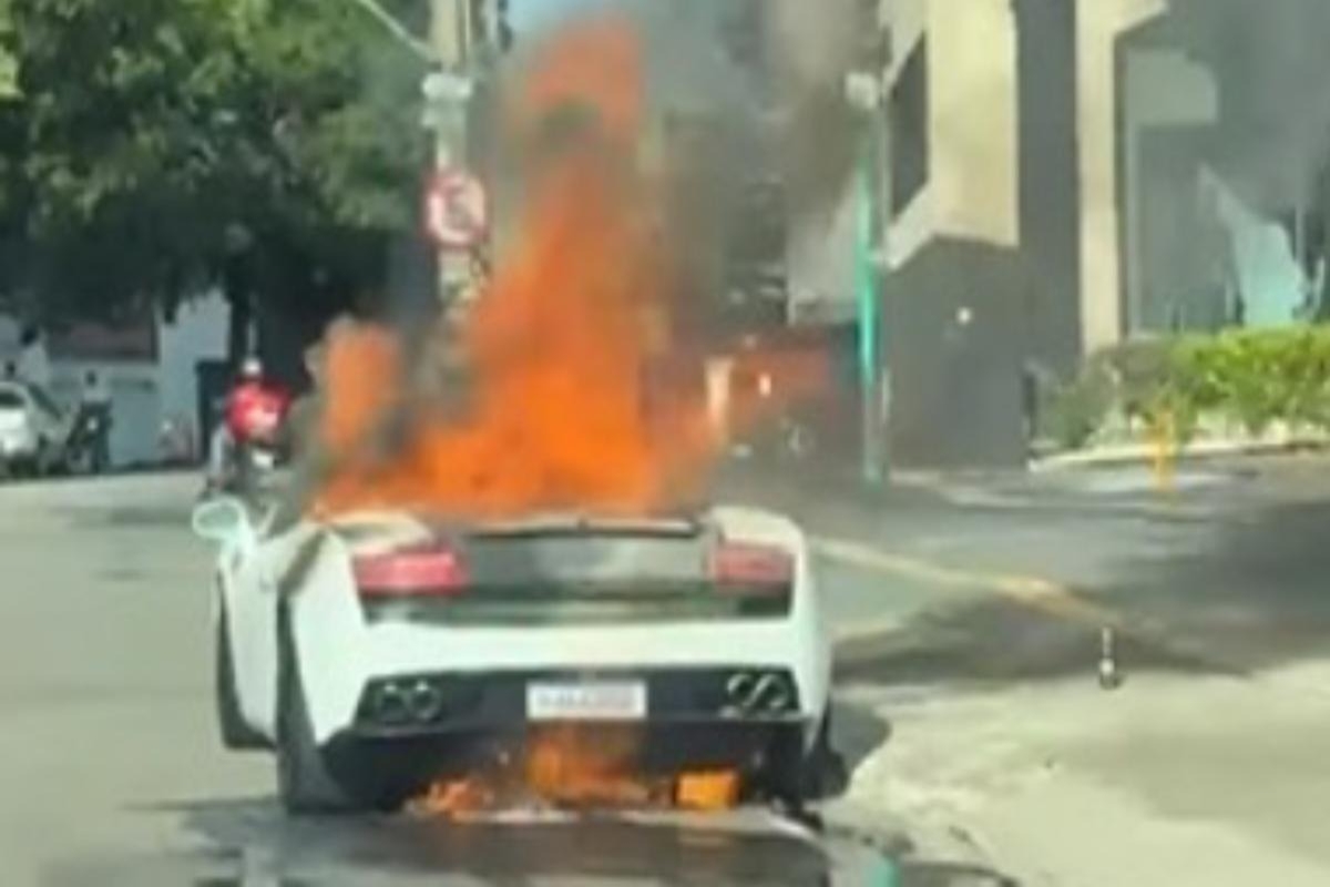 Lamborghini avaliada em R$ 1 mi fica destruída após pegar fogo em GO