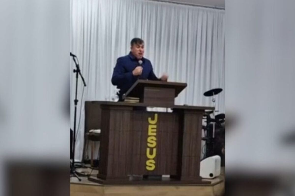Pastor passa mal e morre durante pregação em culto transmitido ao vivo