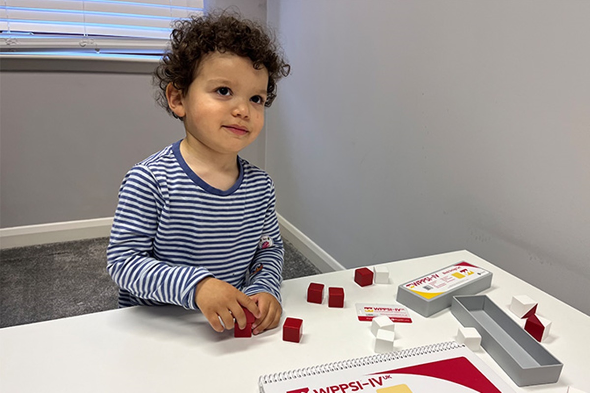 Imagem colorida de menino com QI alto brincando - Metrópoles