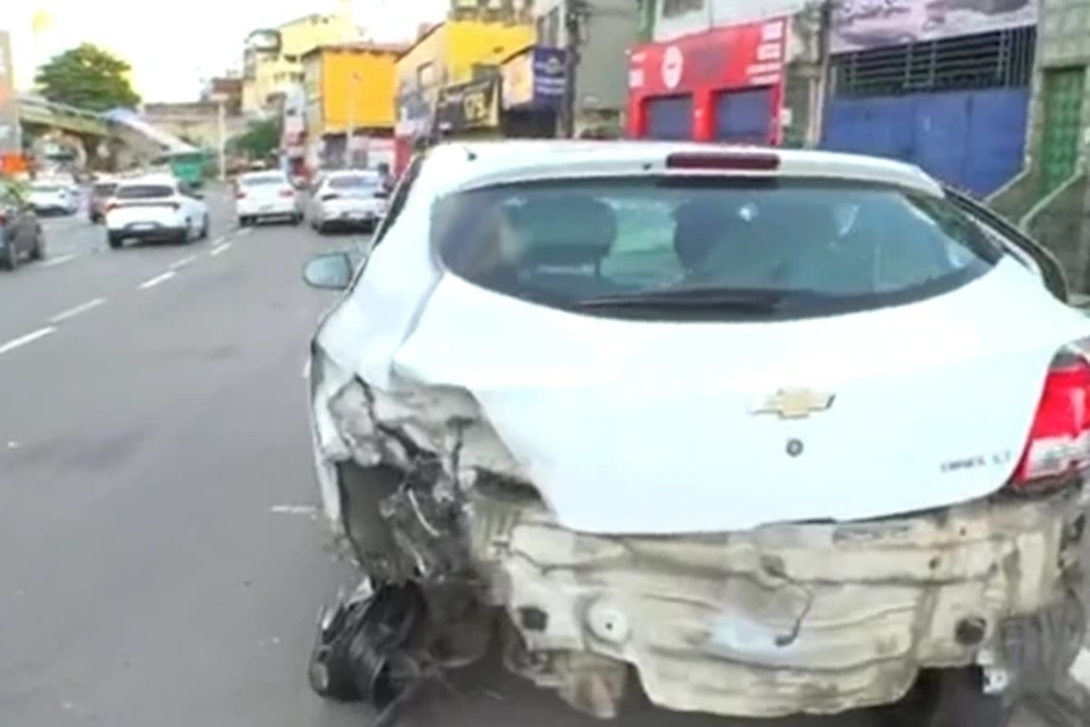 Viatura desvia de cachorro na pista, capota e atinge quatro carros