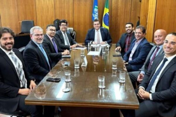 Foto colorida mostra Wolney Queiroz e investigados da farra do INSS