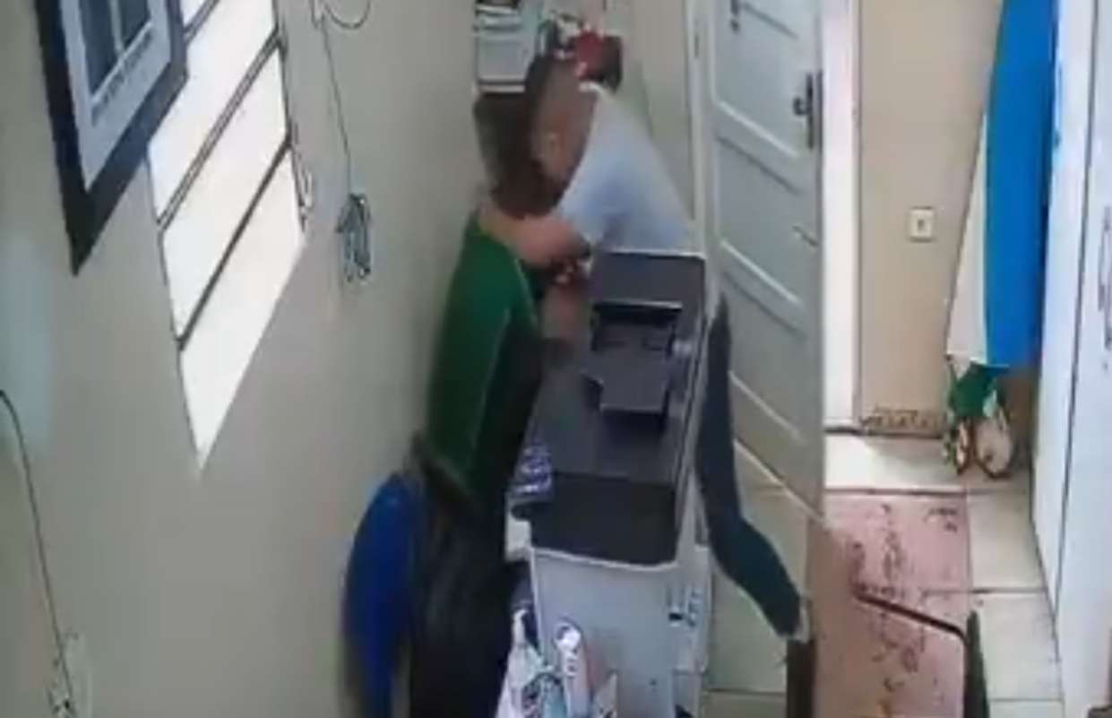 Professor invade sala e esfaqueia diretor de escola no Amazonas. Vídeo