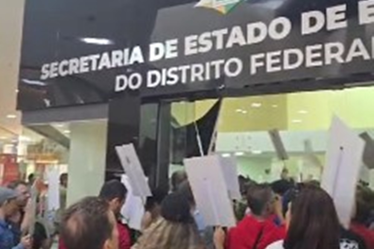 Protesto de professores em greve tem confusão em frente à SEE-DF