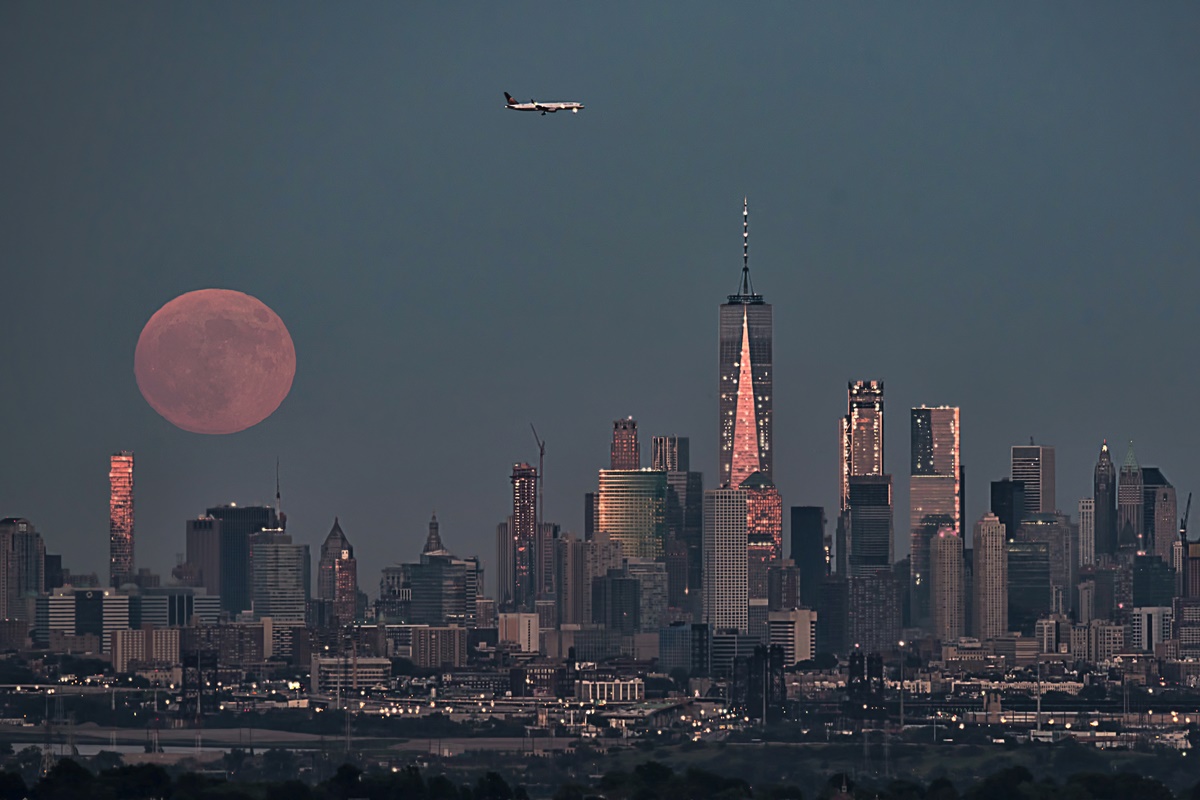 Imagem colorida de Lua de morango nos Estados Unidos 