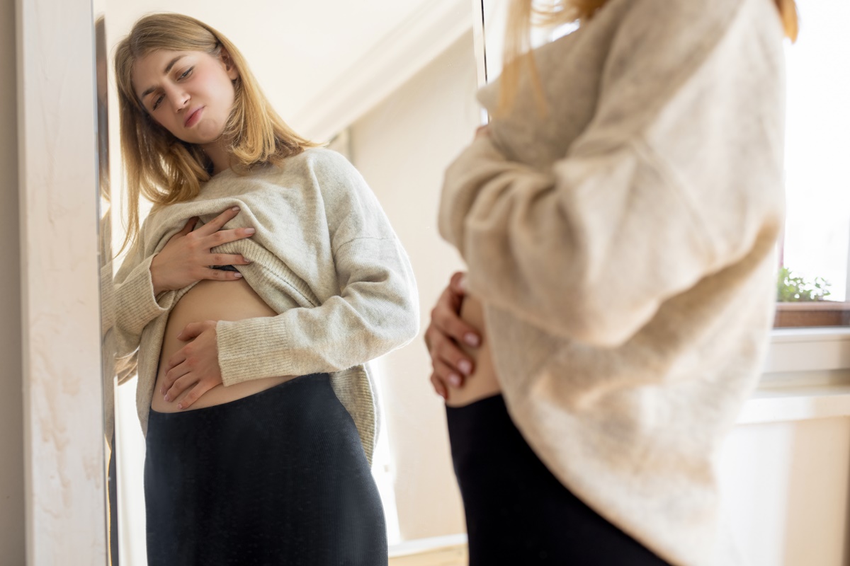 Imagem colorida de mulher com inchaço abdominal - Metrópoles 