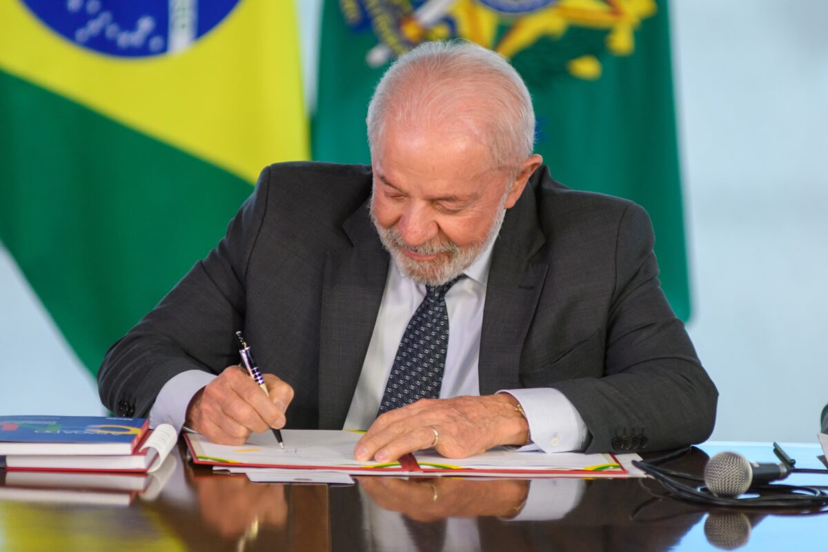 Lula sanciona lei que reserva 30% das vagas de concursos para cotistas