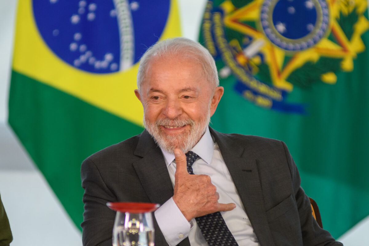 No 2º dia em Paris, Lula recebe título e inaugura exposições de arte