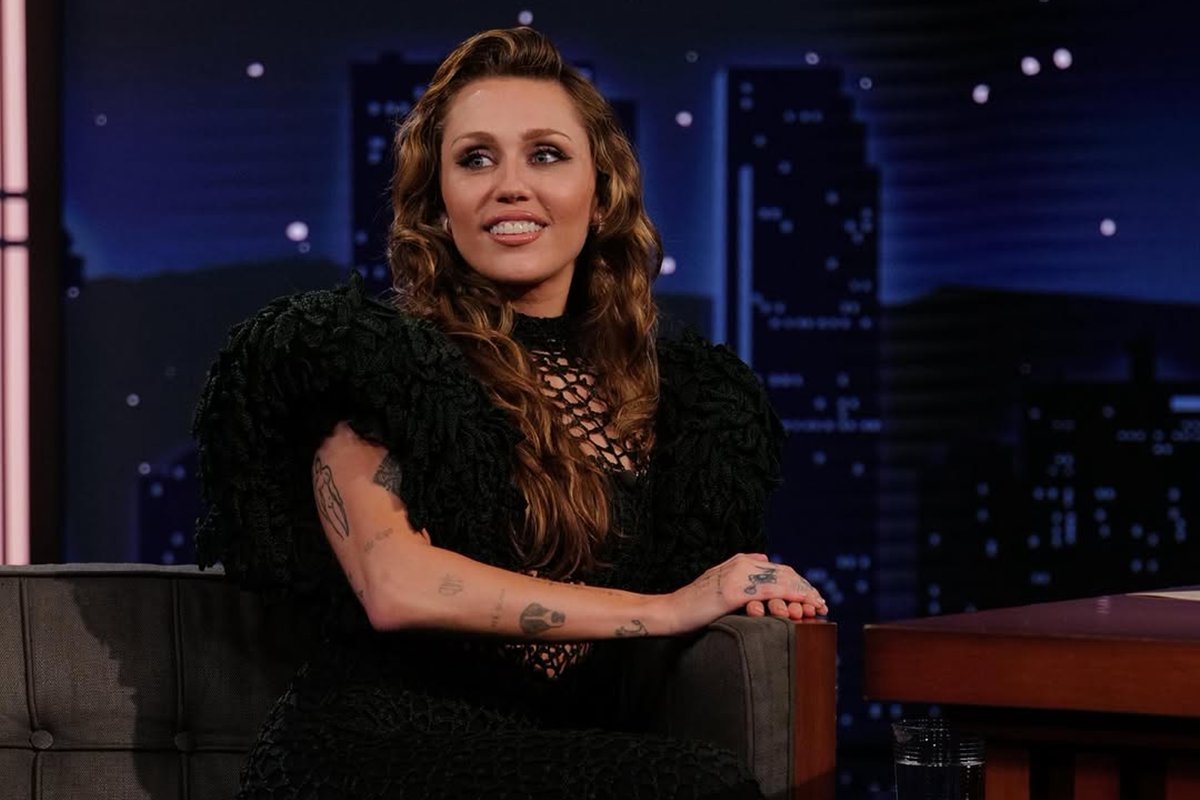 Miley Cyrus Reflete Sobre a Maternidade: 'Uma Responsabilidade Enorme, Não uma Paixão'