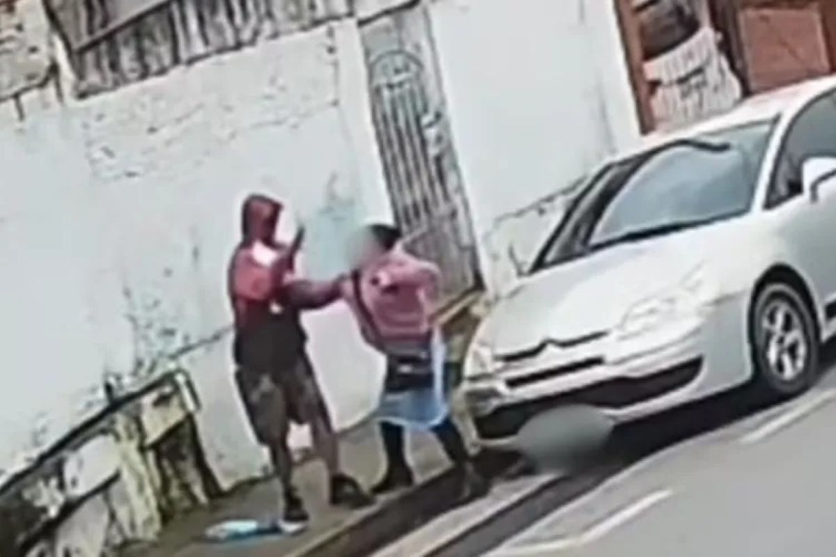 Vídeo: mulher briga com assaltante para tentar evitar roubo