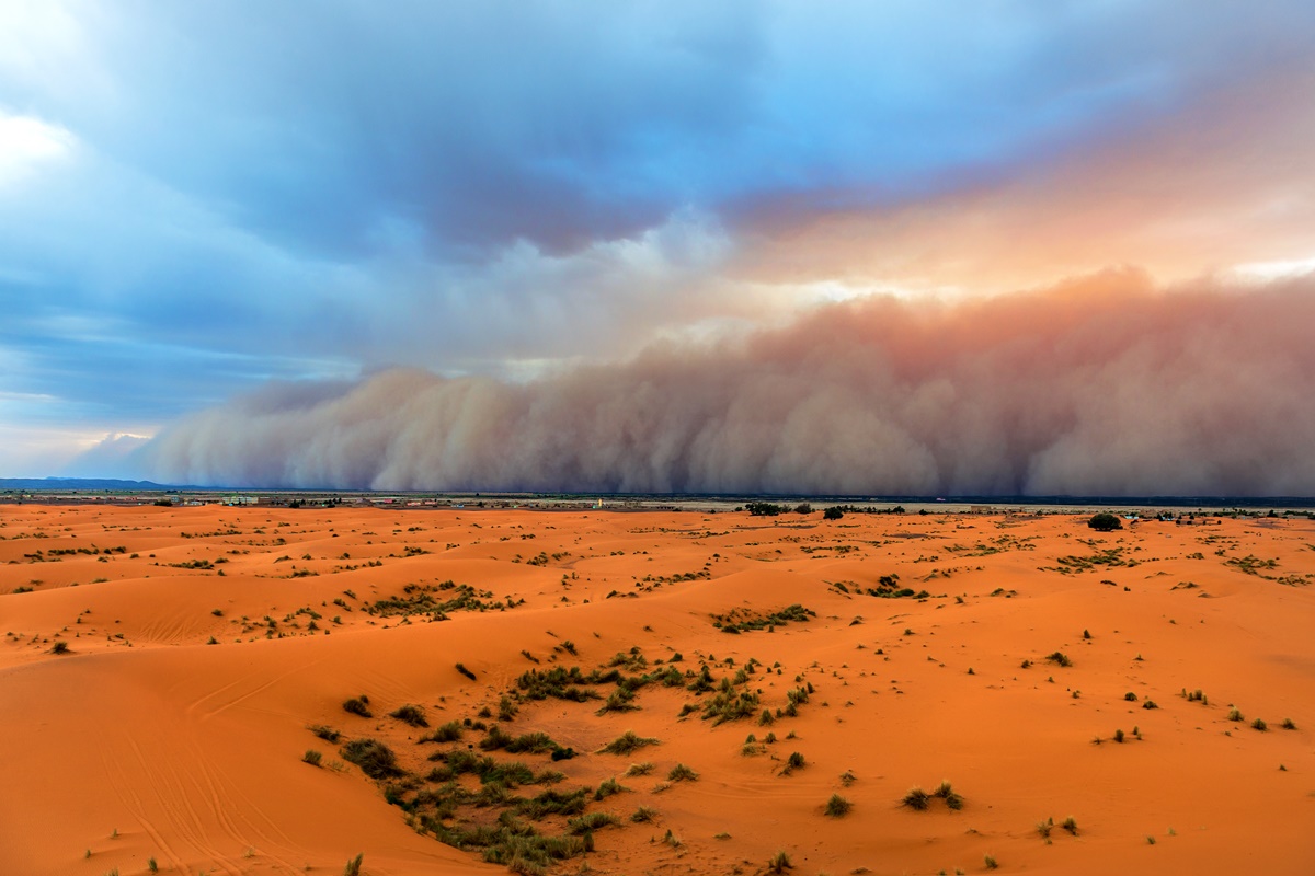 Imagem colorida de nuvem de poeira vinda do deserto do Saara - Metrópoles 
