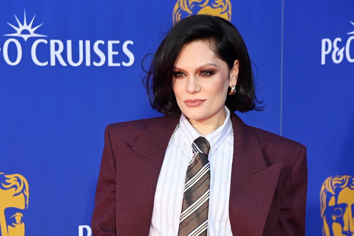 Jessie J Enfrenta Novo Desafio: Hospitalizada Após Infecção em Meio ao Tratamento Contra o Câncer
