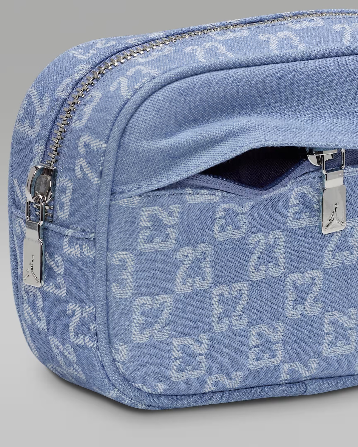 A imagem mostra detalhes de uma bolsa jeans da Jordan Brand - Metrópoles