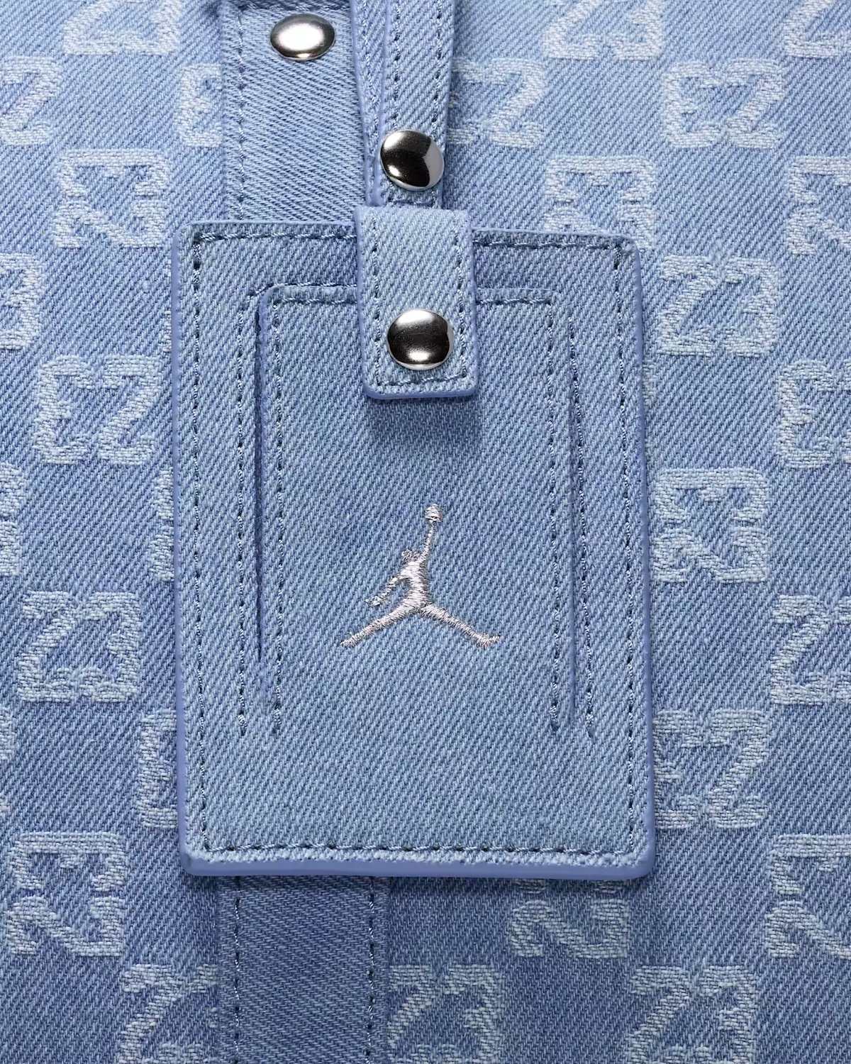 A imagem mostra detalhes de uma bolsa jeans da Jordan Brand - Metrópoles