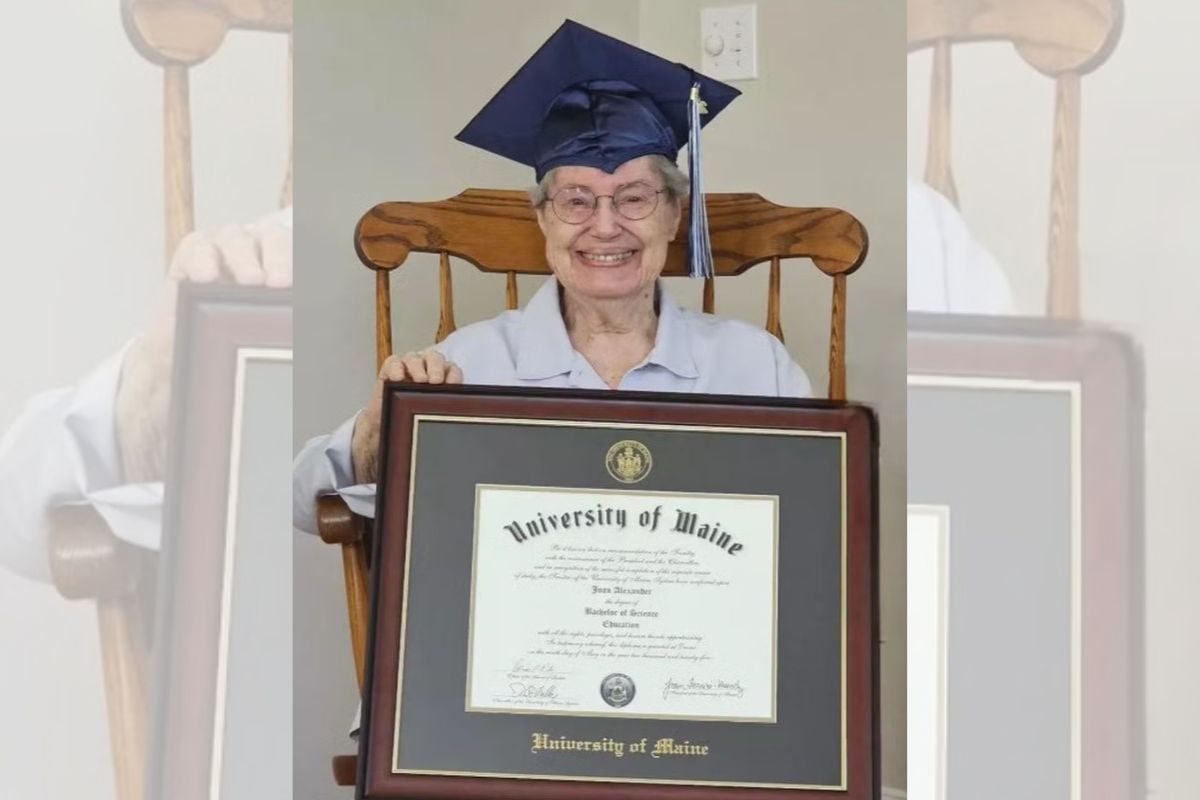Joan Alexander impedida de de se formar em 1959 mostrando seu diploma