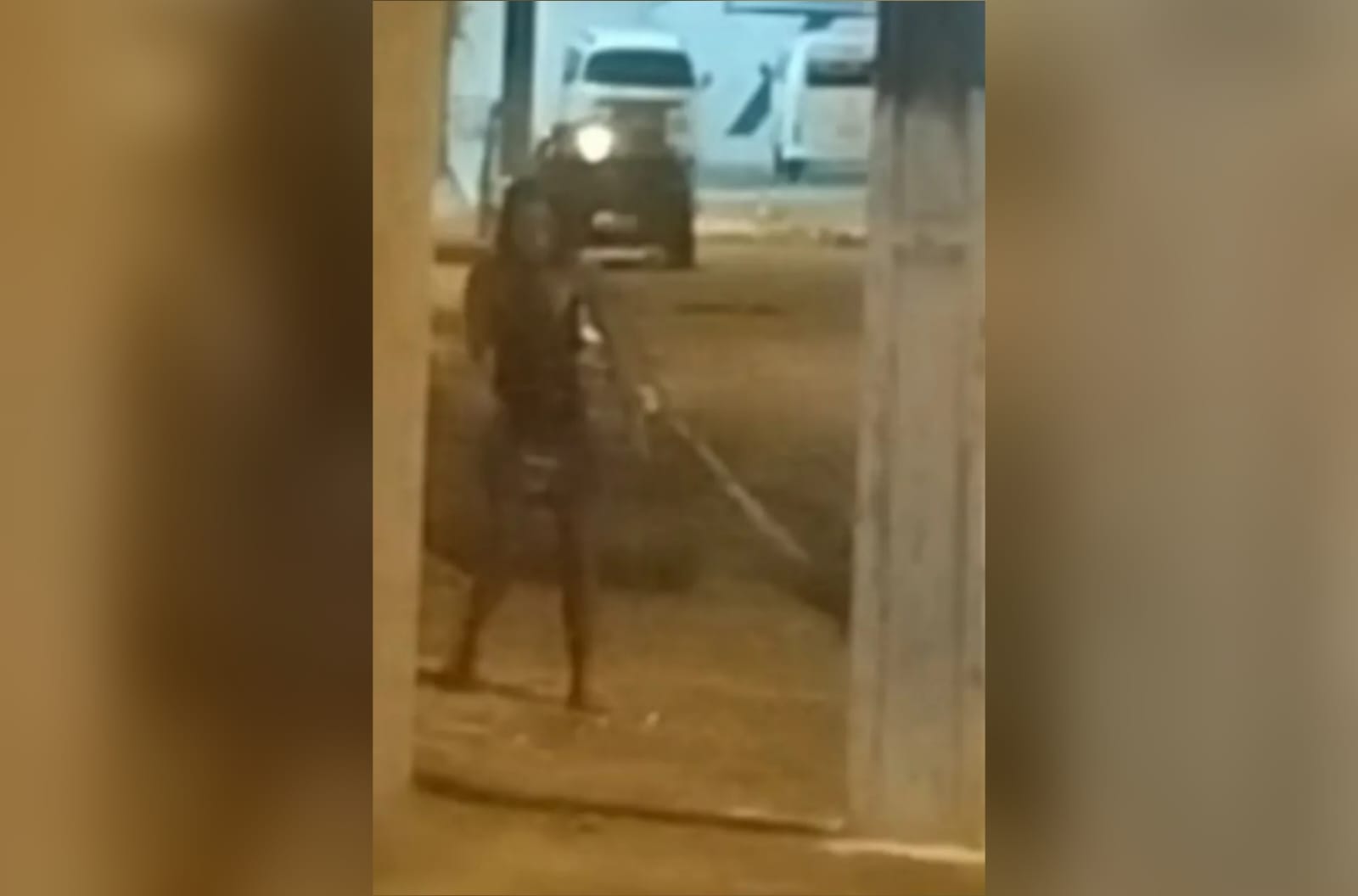 Vídeo. PM esfaqueia esposa e vítima pede socorro na rua