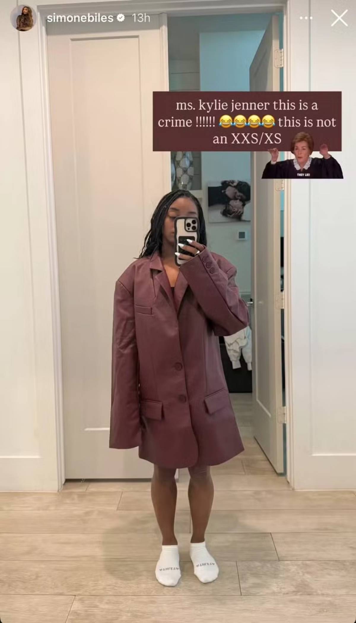Simone Biles vestindo blazer oversized da Khy, marca de Kylie Jenner - Metrópoles