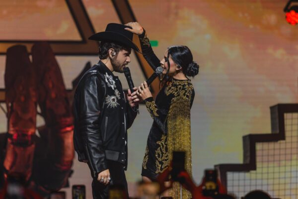 Foto colorida de Gustavo Mioto e Ana Castela - Metrópoles