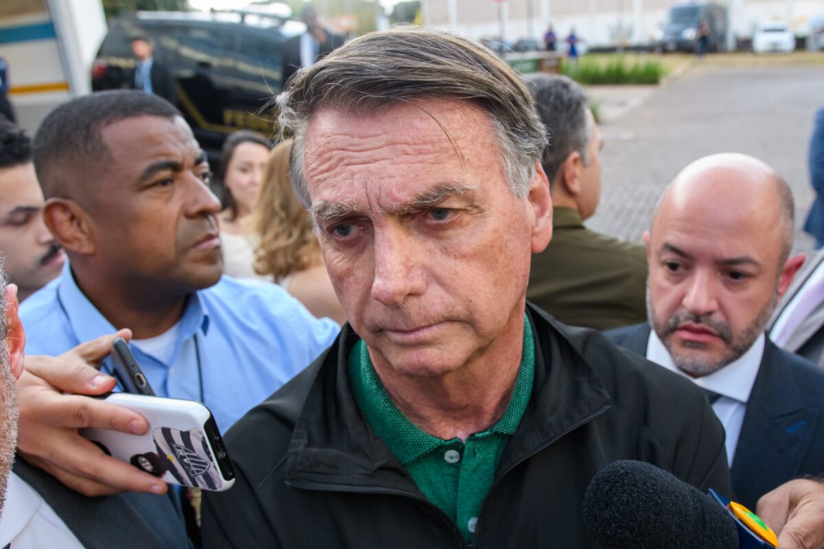 Por ordem de Moraes, Bolsonaro terá de usar tornozeleira eletrônica