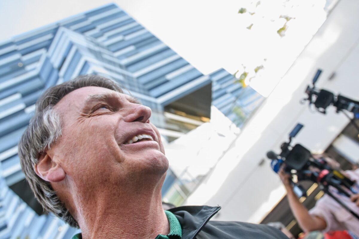 Qual a origem dos R$ 2 milhões repassados por Bolsonaro para Eduardo