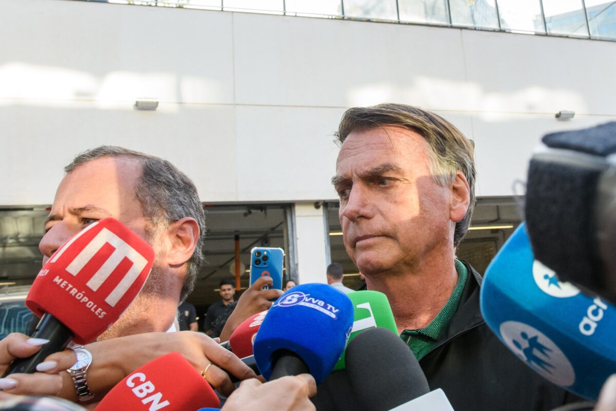 Ex-presidente Jair Bolsonaro PL conversa com jornalistas apos prestar depoimento sobre a atuação do filho Eduardo Bolsonaro nos EUA - metropoles
