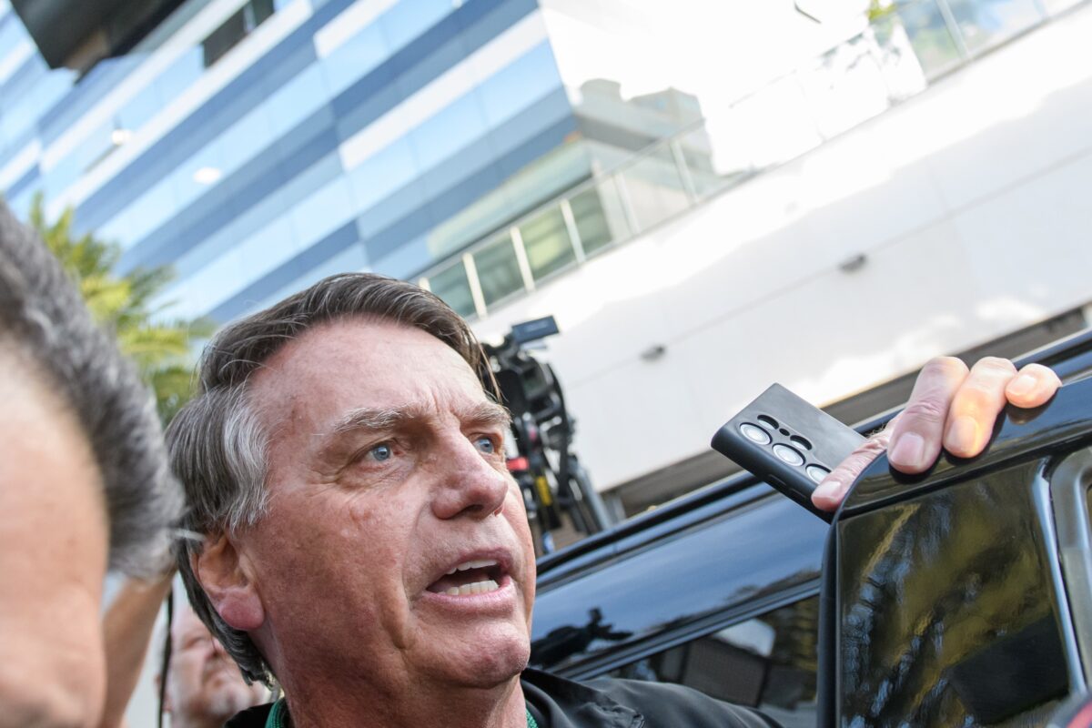 Bolsonaro sobre atuação de filho 03 nos EUA: “Não tem lobby”