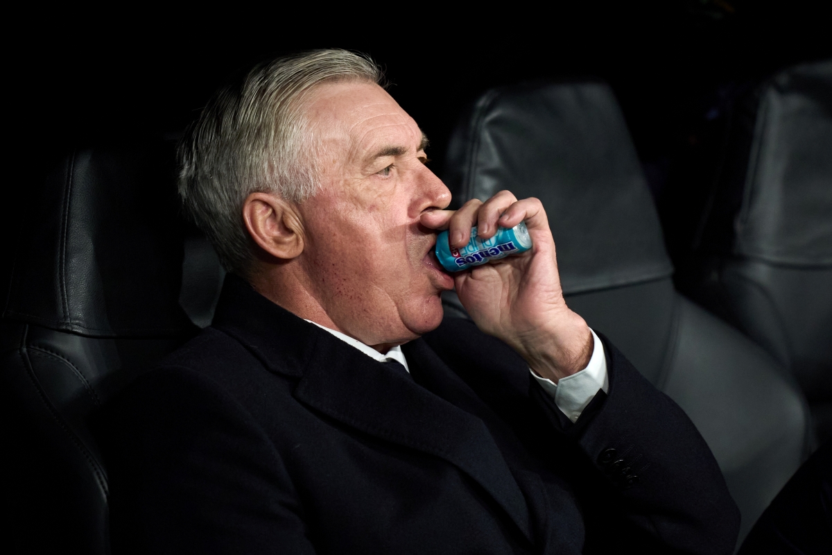 Bandeirinha e chicletes: veja memes da estreia de Ancelotti na Seleção