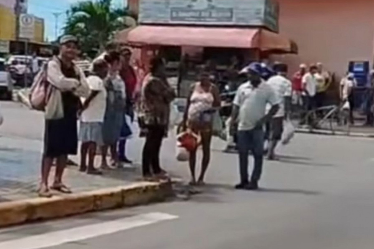 Mulher morre na frente do filho após ser atropelada por ônibus