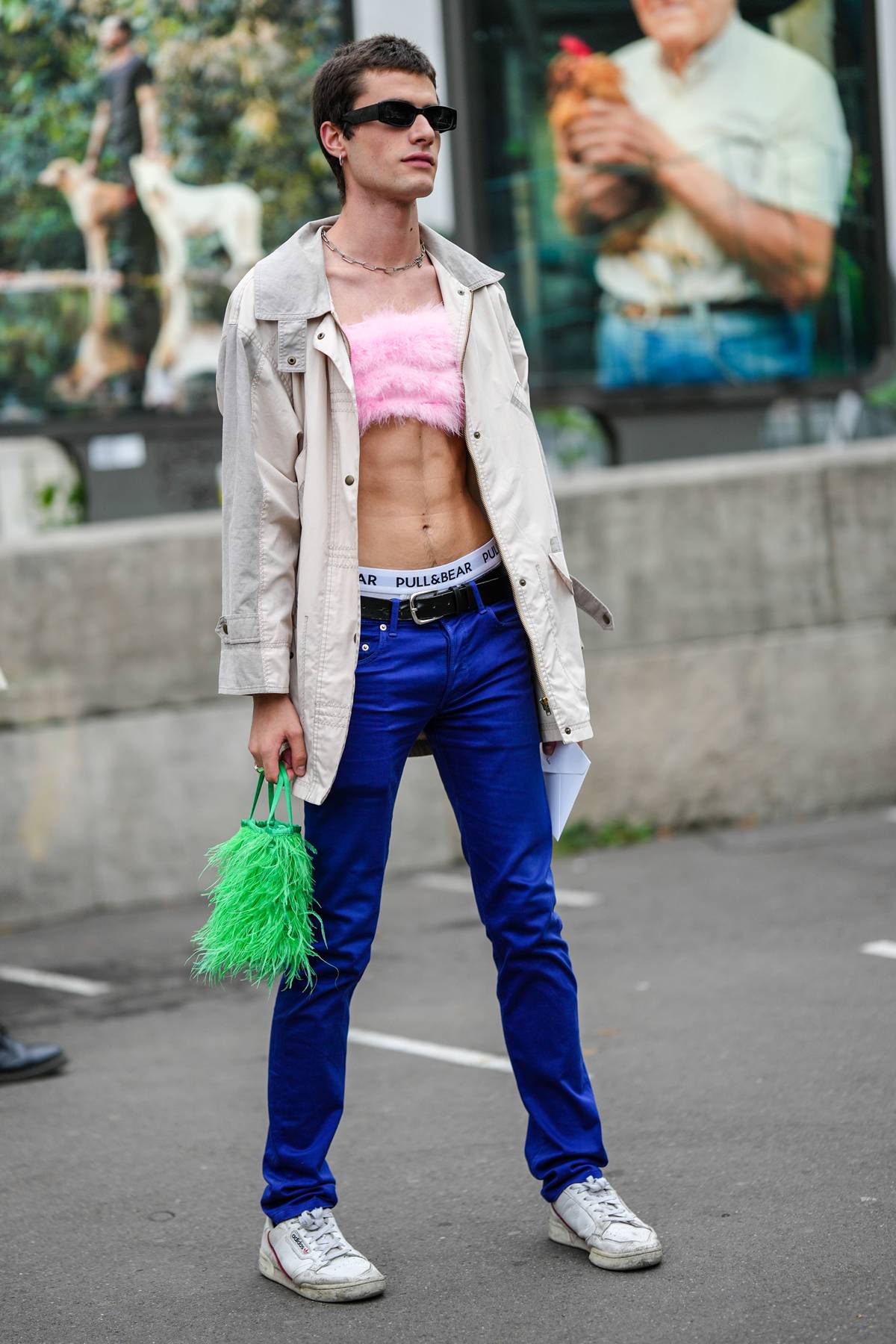 Homem com top cropped - Metrópoles