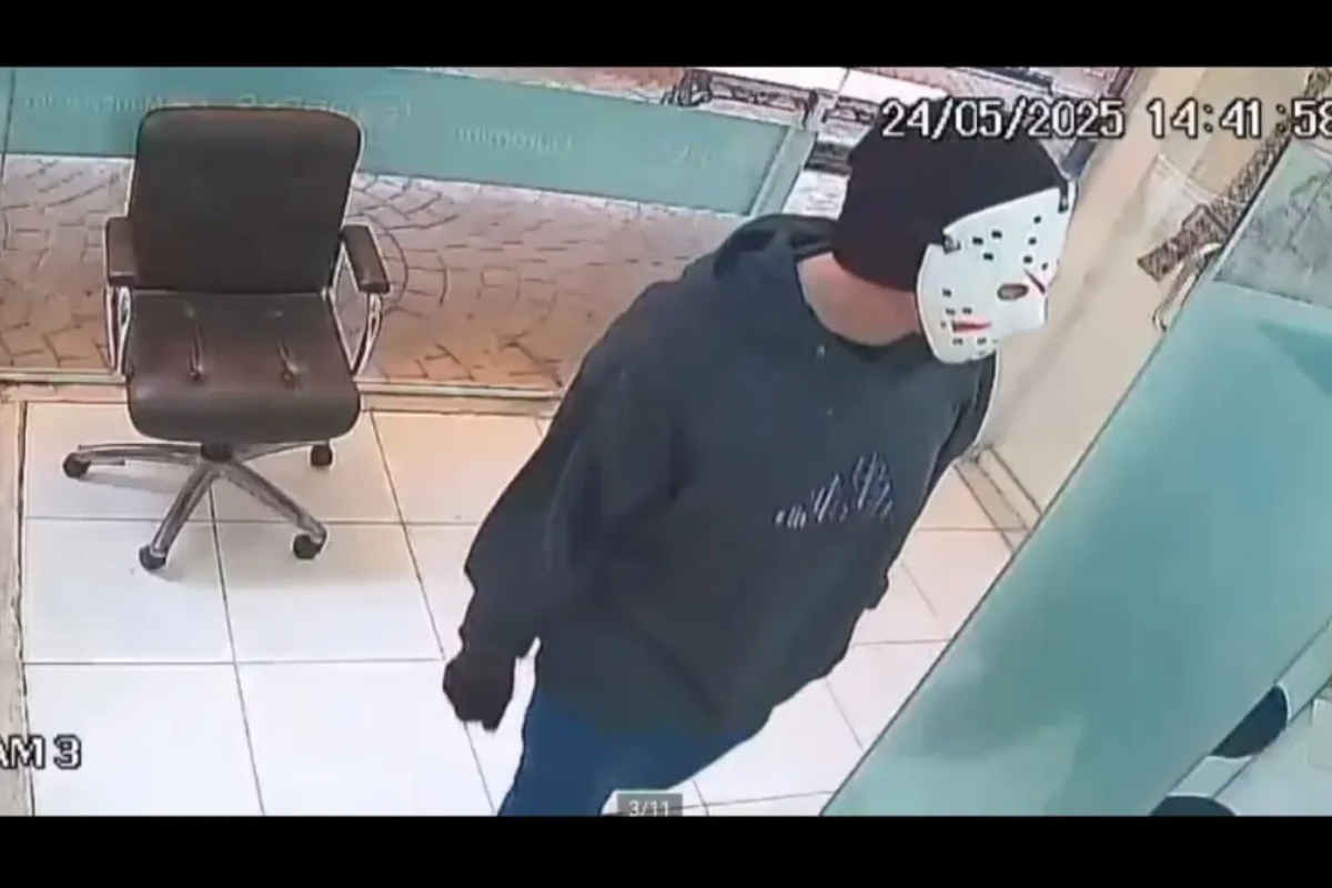 Vídeo. Com máscara do personagem Jason, homem assalta casa de câmbio