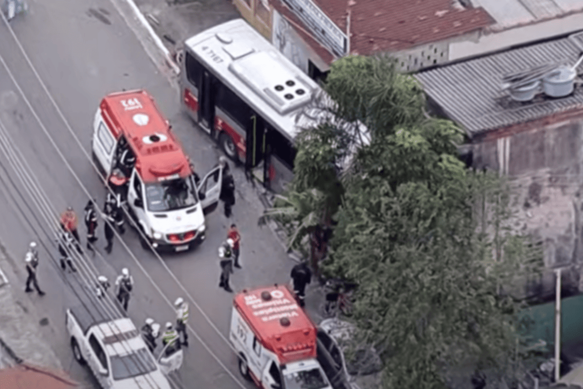 Ônibus bate em poste e deixa 15 feridos na zona leste de SP